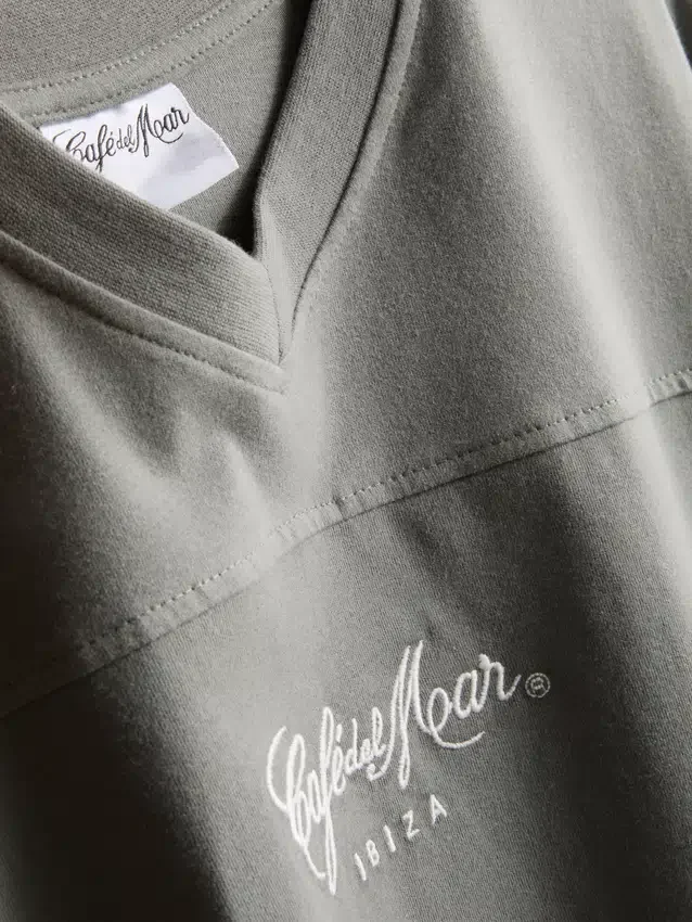 Tricou cu guler în V Ibiza Tricou cu guler în V Ibiza