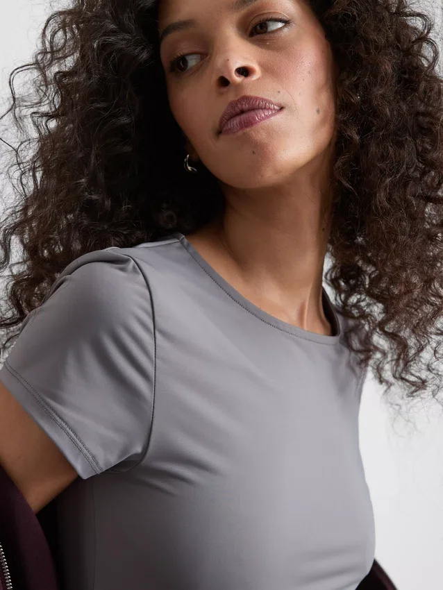 Tricou cu guler rotund, ca o a doua piele Tricou cu guler rotund, ca o a doua piele