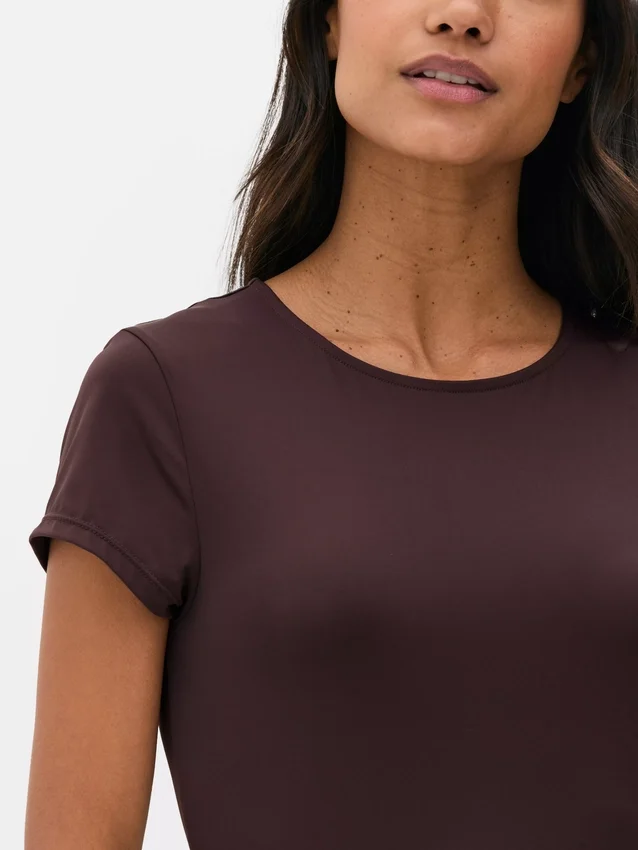 Tricou cu guler rotund, ca o a doua piele Tricou cu guler rotund, ca o a doua piele
