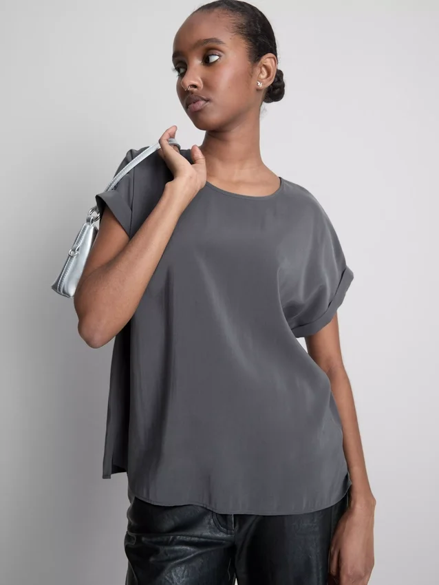 Tricou cu guler rotund și mâneci rulate Tricou cu guler rotund și mâneci rulate