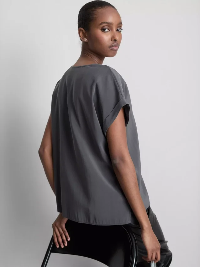 Tricou cu guler rotund și mâneci rulate Tricou cu guler rotund și mâneci rulate