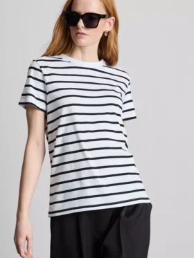 Tricou cu guler rotund și mâneci scurte, în dungi