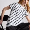 Tricou cu guler rotund și mâneci scurte, în dungi
