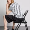 Tricou cu guler rotund și mâneci scurte, în dungi