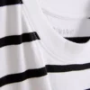 Tricou cu guler rotund și mâneci scurte, în dungi