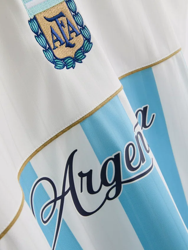 Tricou de fotbal argentinian cu guler Tricou de fotbal argentinian cu guler