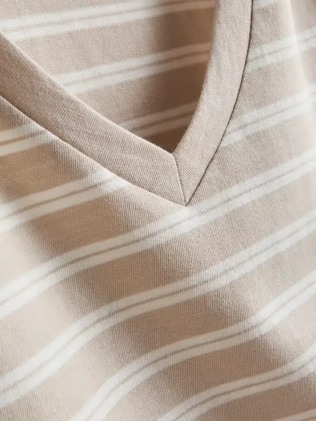 Tricou din bumbac cu dungi și guler în V Tricou din bumbac cu dungi și guler în V
