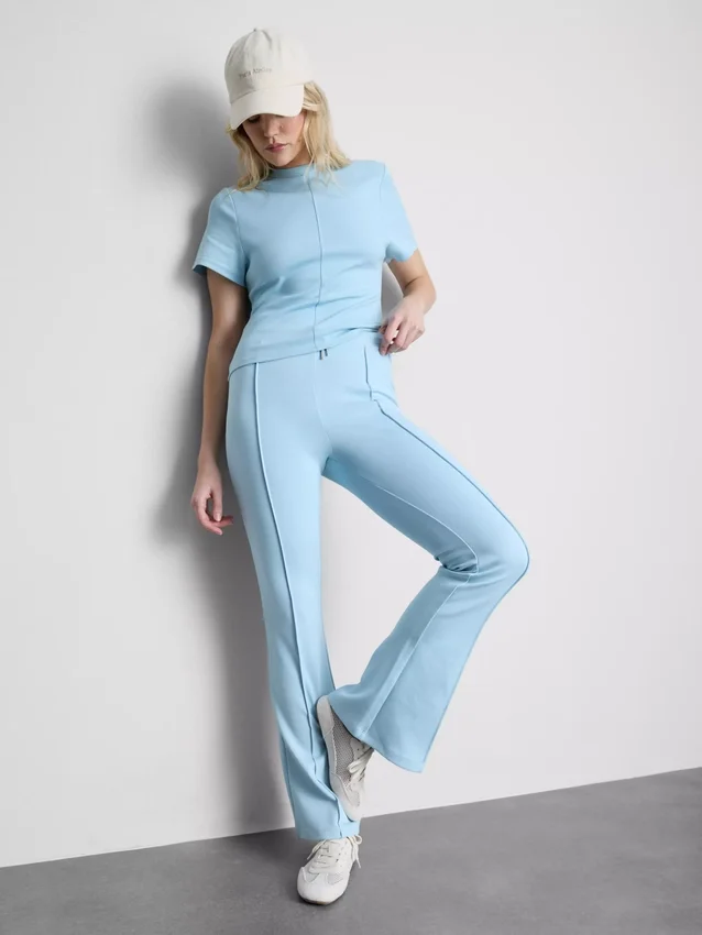 Tricou drept, cu detalii la cusături, cu conținut ridicat de bumbac Tricou drept, cu detalii la cusături, cu conținut ridicat de bumbac