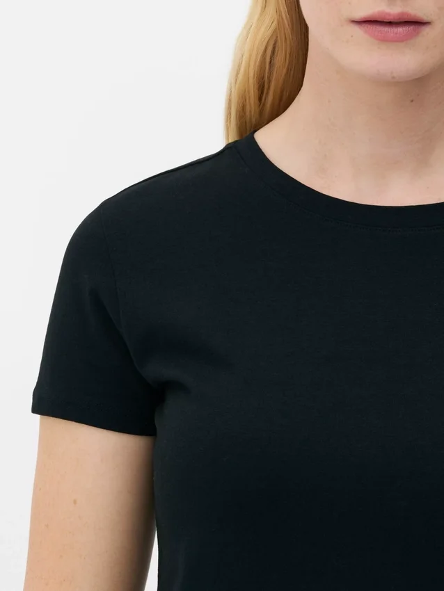 Tricou elastic cu guler rotund Tricou elastic cu guler rotund