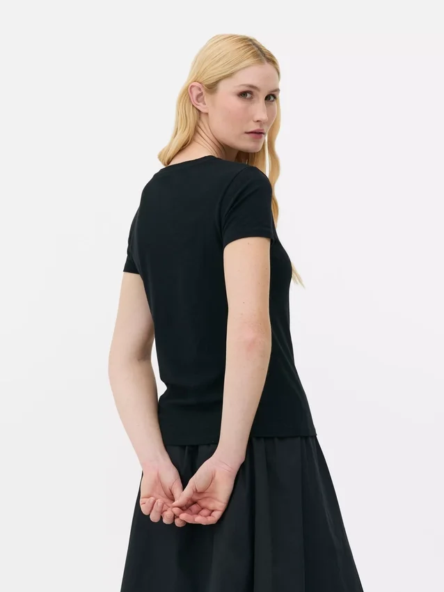 Tricou elastic cu guler rotund Tricou elastic cu guler rotund