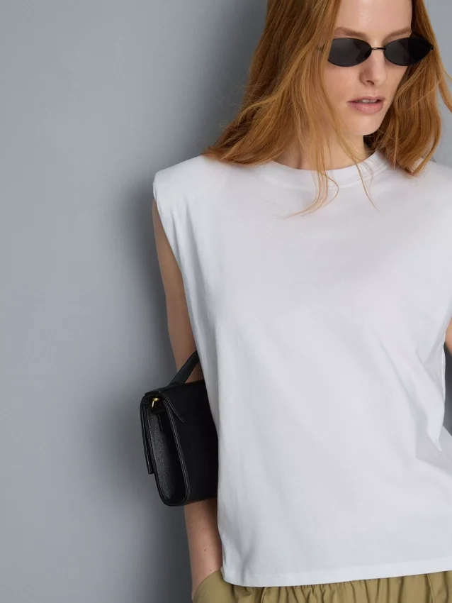 Tricou fără mâneci, cu umeri căptușiți Tricou fără mâneci, cu umeri căptușiți