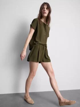 Tricou lejer cu guler rotund și aerisire
