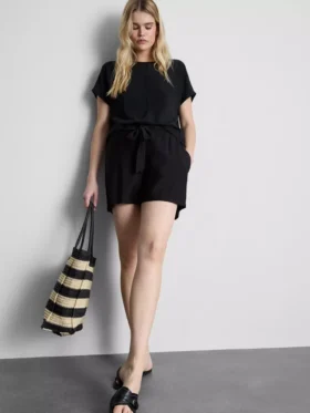 Tricou lejer cu guler rotund și aerisire