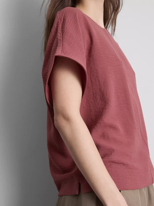 Tricou lejer cu guler rotund și aerisire Tricou lejer cu guler rotund și aerisire