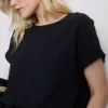 Tricou lejer cu guler rotund și aerisire Tricou lejer cu guler rotund și aerisire