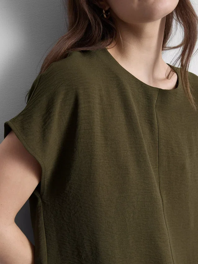 Tricou lejer cu guler rotund și aerisire Tricou lejer cu guler rotund și aerisire