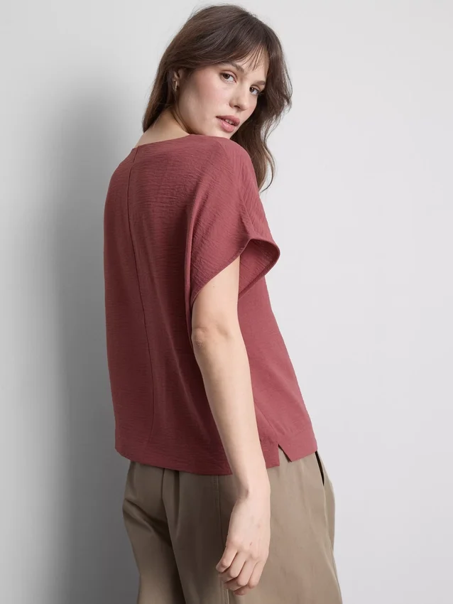 Tricou lejer cu guler rotund și aerisire Tricou lejer cu guler rotund și aerisire