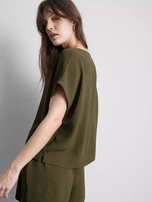 Tricou lejer cu guler rotund și aerisire Tricou lejer cu guler rotund și aerisire