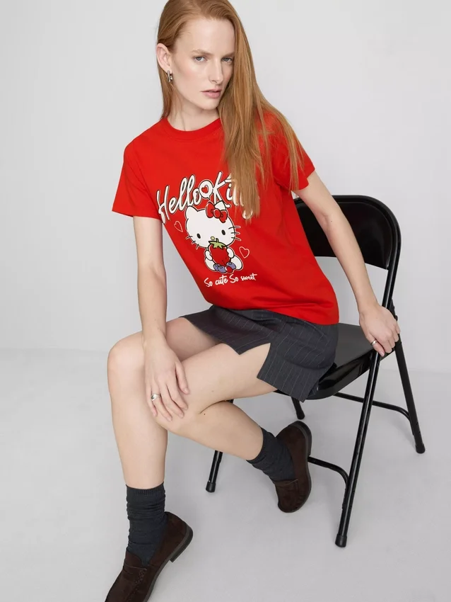 Tricou lejer din bumbac Hello Kitty cu imprimeu de căpșuni Tricou lejer din bumbac Hello Kitty cu imprimeu de căpșuni