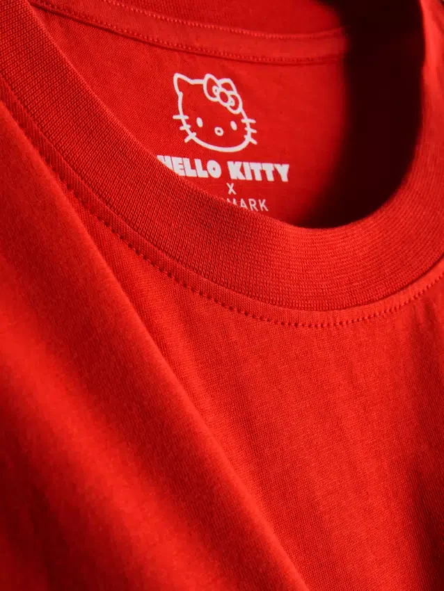 Tricou lejer din bumbac Hello Kitty cu imprimeu de căpșuni Tricou lejer din bumbac Hello Kitty cu imprimeu de căpșuni