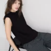 Tricou scurt, fără mâneci, cu umeri căptușiți Tricou scurt, fără mâneci, cu umeri căptușiți