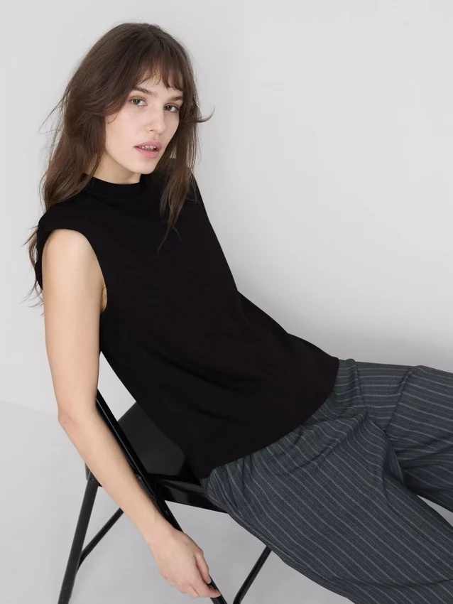 Tricou scurt, fără mâneci, cu umeri căptușiți Tricou scurt, fără mâneci, cu umeri căptușiți