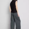 Tricou scurt, fără mâneci, cu umeri căptușiți Tricou scurt, fără mâneci, cu umeri căptușiți