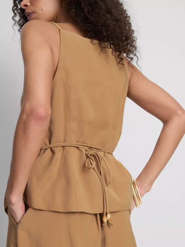 Vestă cu tiv peplum Paula Echevarría Vestă cu tiv peplum Paula Echevarría